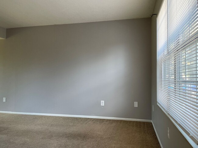 Building Photo - 5098 Stoneybrook Blvd