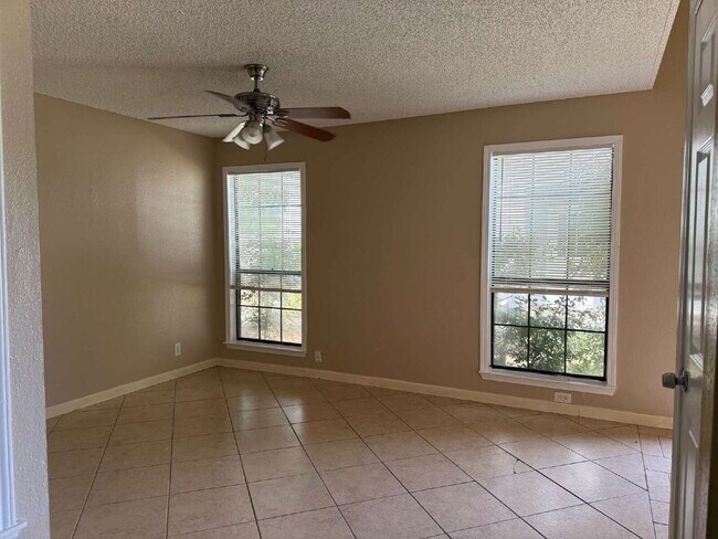 Building Photo - Beautiful two bed/1.5 bath in the heart of Alamo Heights