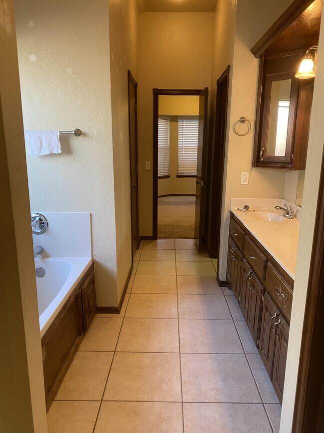 Building Photo - 617 Allison Ln