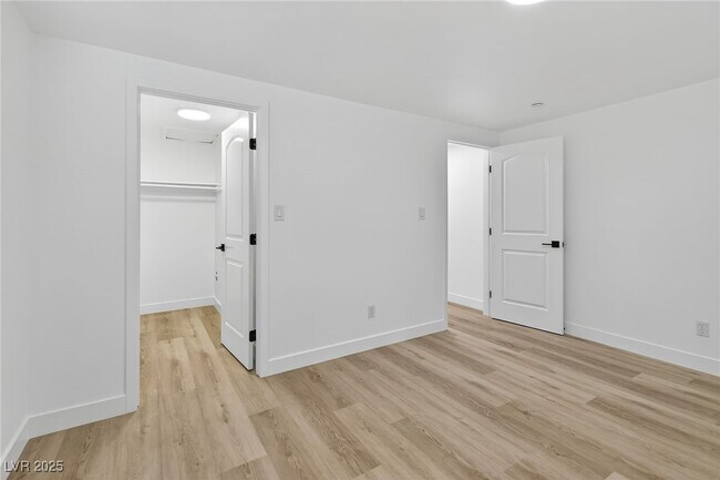 Building Photo - 405 Scenic Dr