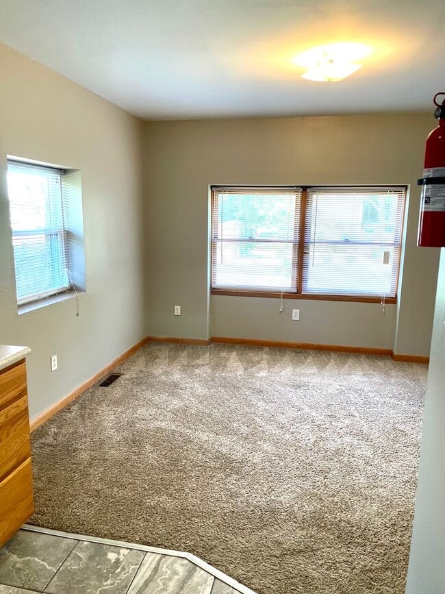 Building Photo - Spacious 3 bed/2 bath - walk to campus!