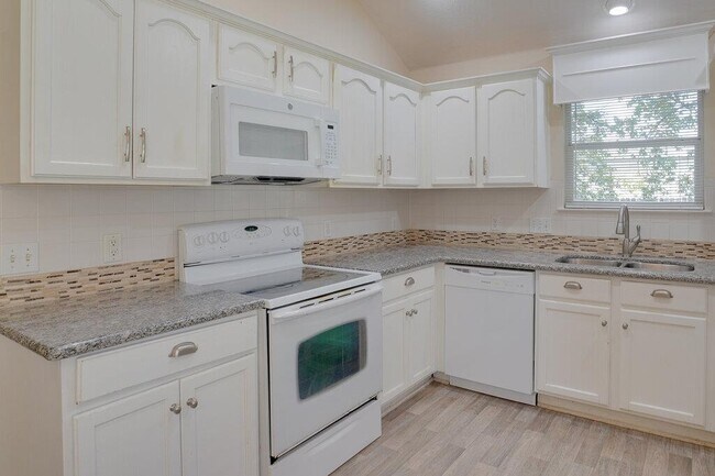 Building Photo - 402 Hickory Tree Dr