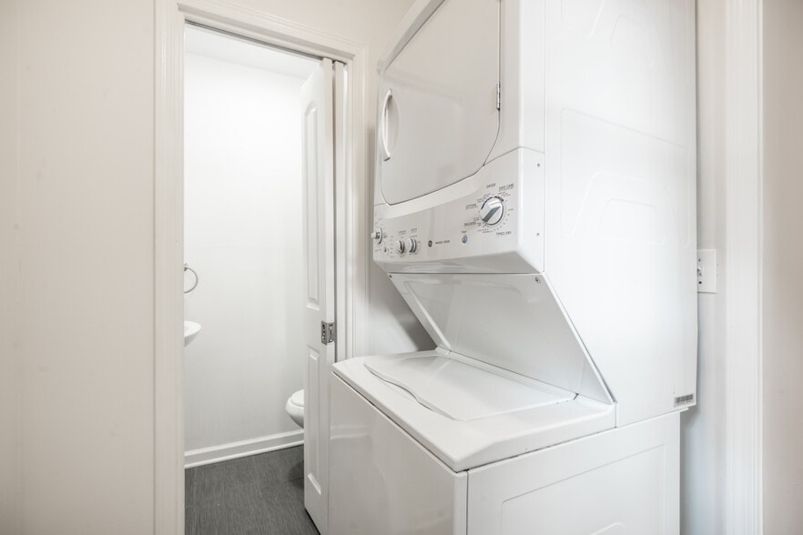 Building Photo - 1316 N Hollywood St