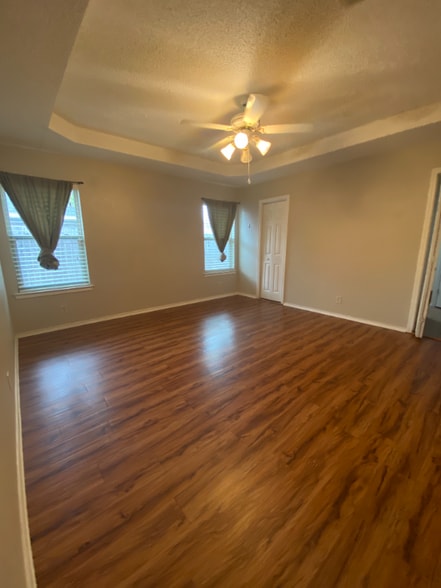 Building Photo - 1925 Willow Vale Dr