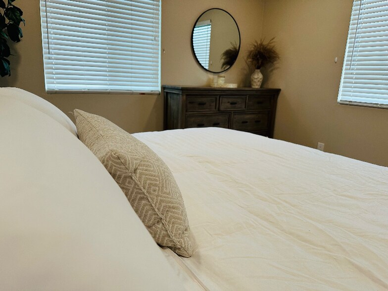 Building Photo - 1647 N Lake Ave