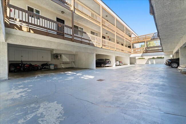 Building Photo - 631 E Elk Ave