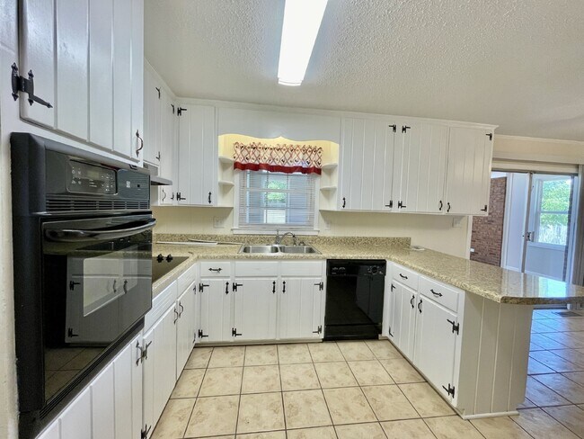 Building Photo - 4 Bed, 2 Bath Nest In Cottonade Close To Base
