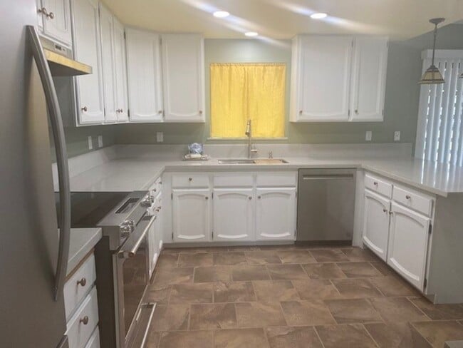 Building Photo - Thanksgiving Move-In Special! $500 OFF 1st...