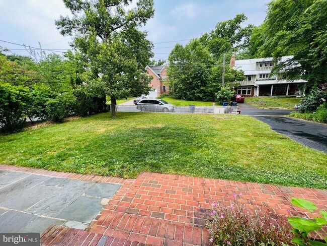 Building Photo - 2220 Primrose Dr