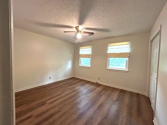 Building Photo - Townhome - 2 Bedroom 1.5 bath