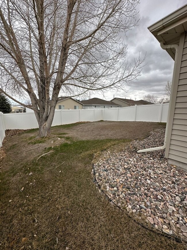 Building Photo - 2 BEDROOM, PLUS OFFICE SPACE, 2 BATHROOM, ...