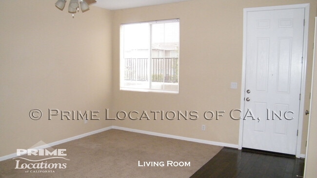 Building Photo - Beautifully appointed townhome
