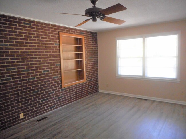Building Photo - 3 Bedroom 2 Bath Brick Ranch Within 1 Bloc...