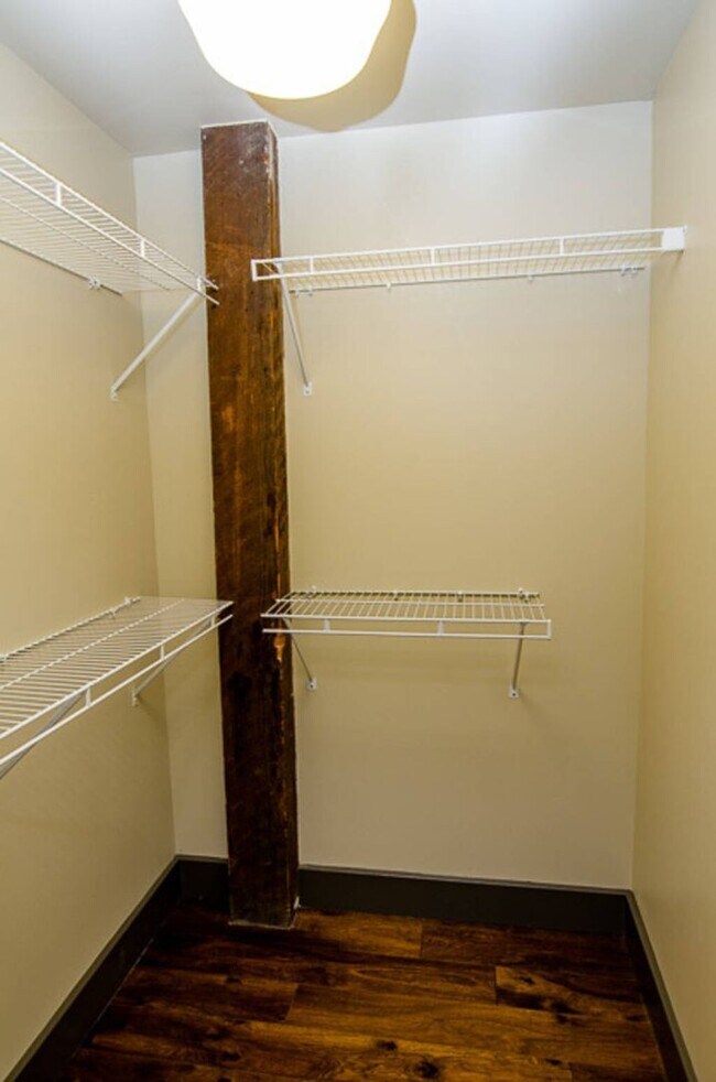 Building Photo - C Street Loft Available Now!