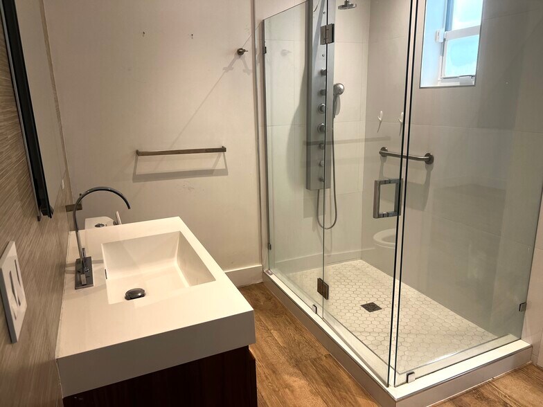 Building Photo - 3551 E Glencoe St