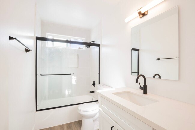 Building Photo - Newly Remodeled Top Floor 1 Bed / 1 Bath Apartment in Prime West Hollywood
