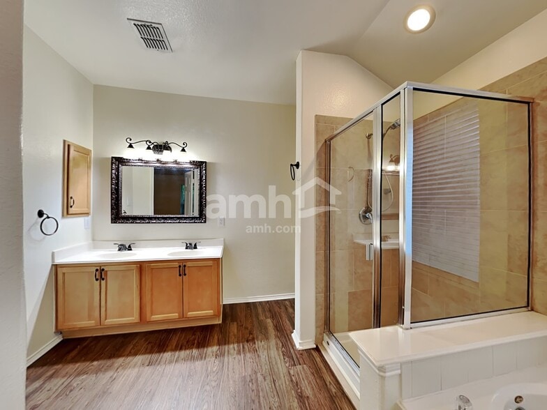 Building Photo - 3833 Pinebluff Ln