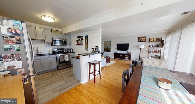 Building Photo - 31 Canterbury Square