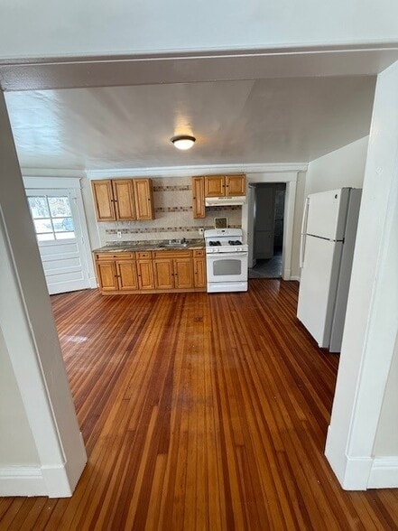 Building Photo - 421 NY-146