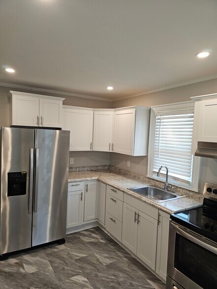 Stainless applicances - 131 E Park Ave