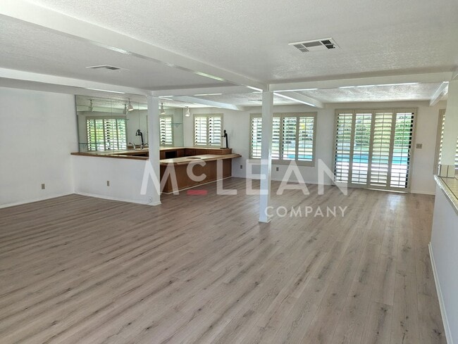 Building Photo - 2737 E Plaimor Ave