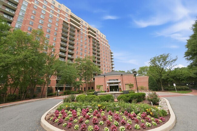 Building Photo - Bright & Renovated Condo with Pool, Gym & Parking!