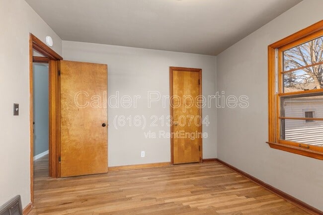 Building Photo - 1115 Lake Michigan Dr NW