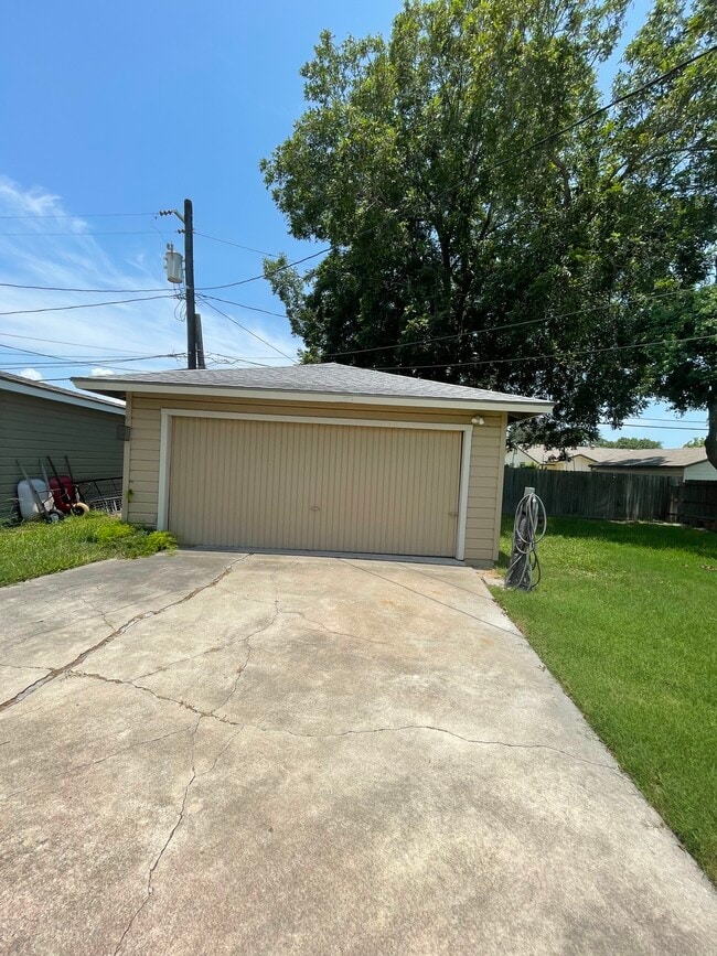 Building Photo - 1010 Peerman Pl