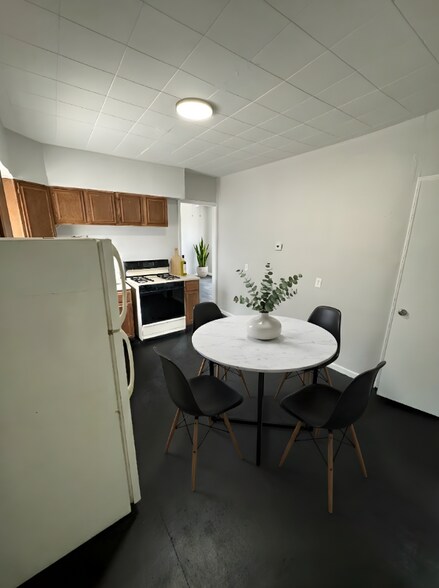 Building Photo - 3860 E 72nd St