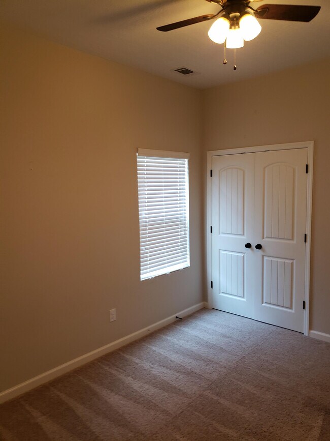 Building Photo - 3237 Alexandria Dr