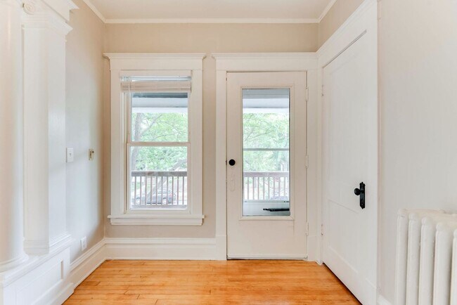 Building Photo - Beautifully Updated 4 BR/2 BA Upper-Level Duplex in Minneapolis with 2-Car Garage!