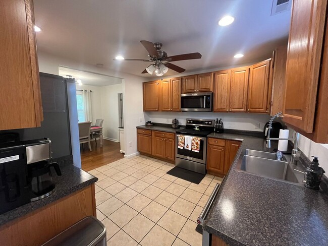 Building Photo - Gorgeous private home in Altavista!