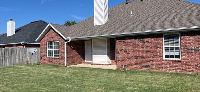 Building Photo - Great location!  4 Bedroom 2 bath