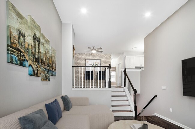 Building Photo - 276 Roslyn Ct