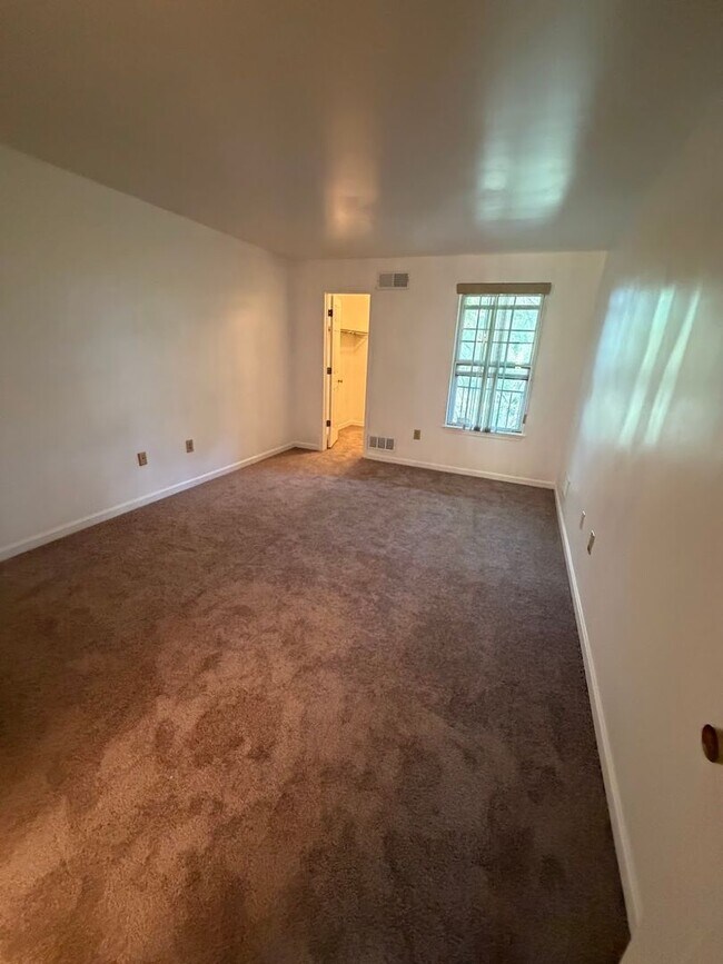 Building Photo - 3 Bedroom Seven Oaks Condo
