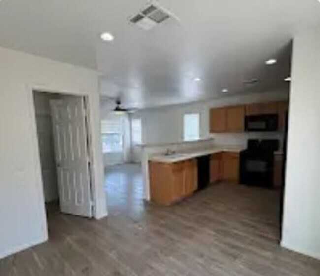 Building Photo - Beautiful 2 bedroom townhouse with garage