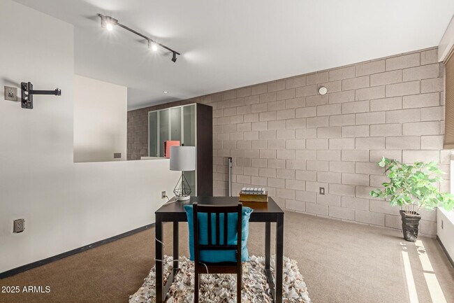 Building Photo - 727 E Portland St