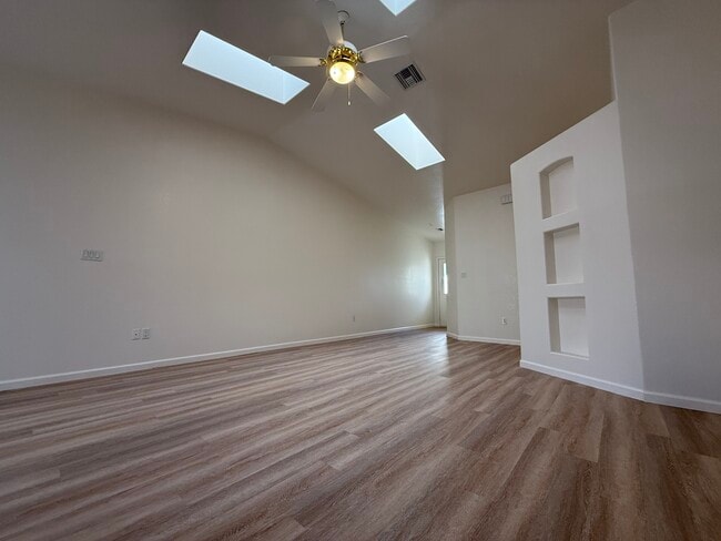 Building Photo - 10723 E 34th St