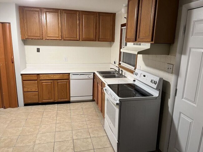 Building Photo - 623 Hazelhurst Ave