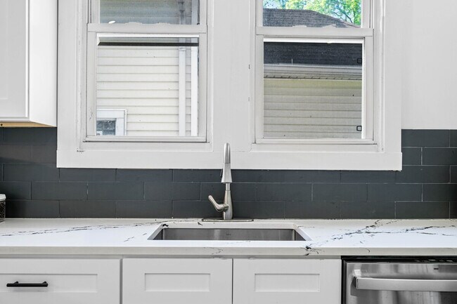 Building Photo - 906 Villa Ave