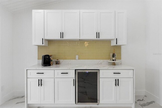 Building Photo - 5424 Loma Vista Dr E