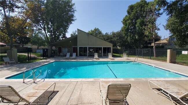 Building Photo - 1460 W Badillo St