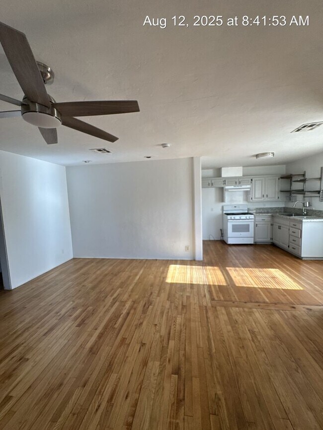 Building Photo - 2 Bedroom Home! Available Now!