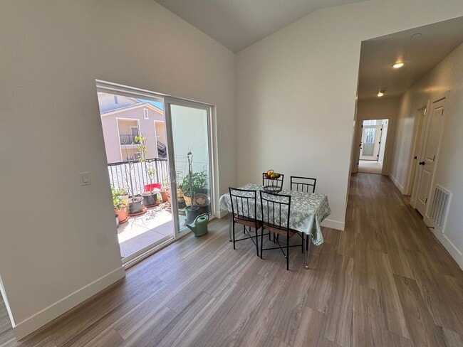 Building Photo - 3 Bed Condo In Desert Color!