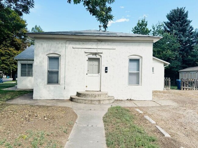 Building Photo - Cute 1 Bedroom, 1 Bathroom Unit Moments Aw...