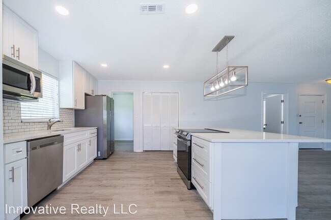 Building Photo - 3 br, 2 bath House - 15 Wisteria Dr.