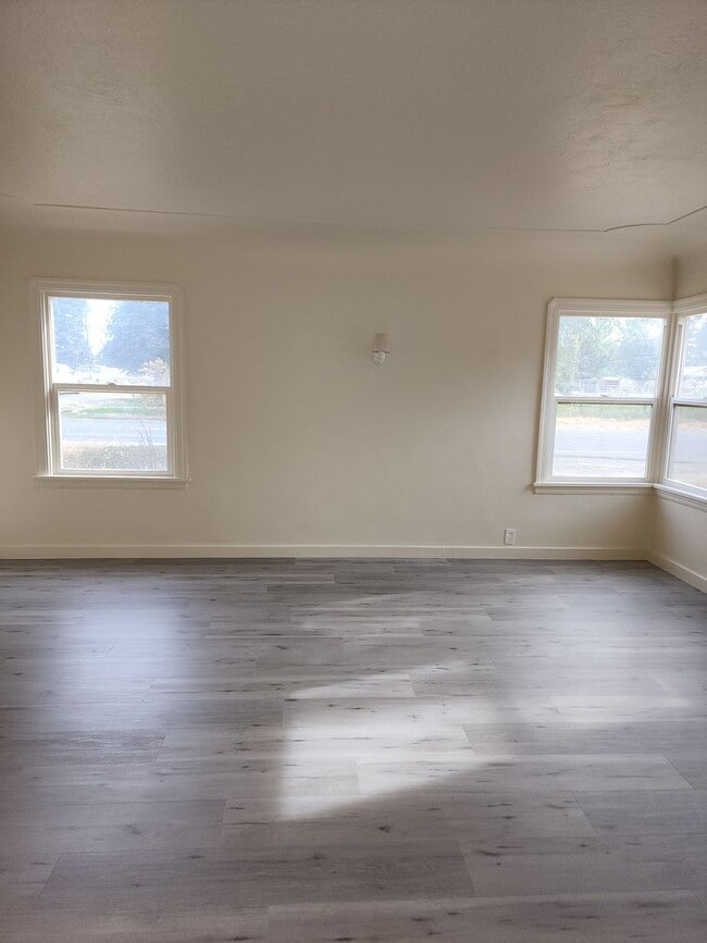 Building Photo - Country Home Between Empire and Waterford-  3 Bedroom 1 Bathroom With Central Heat And Air