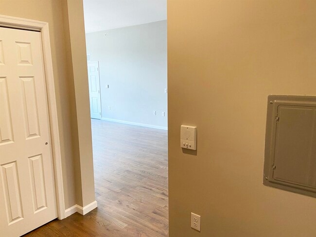 Building Photo - 195 Ave E