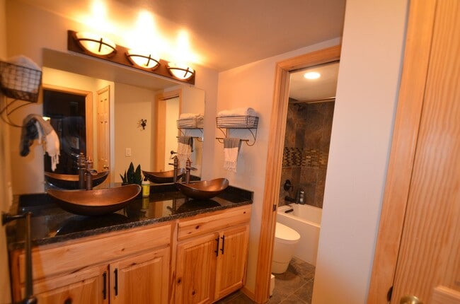 Building Photo - Dogs negotiable! Gondola and Main Street steps from your front door! Steam Shower!