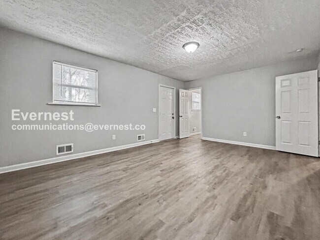 Building Photo - 2 Bed, 2 Bath Home with Fenced Yard & Garage / Pet-Friendly / Available Now!